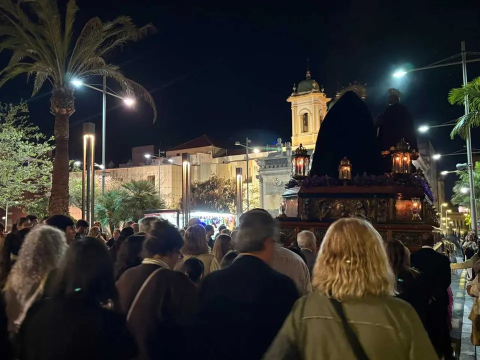 La Hermandad del Descendimiento recorre las calles en la madrug&aacute; de la Semana Santa 2026 (2)
