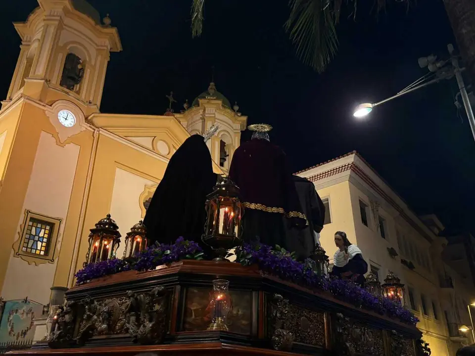 La Hermandad del Descendimiento recorre las calles en la madrug&aacute; de la Semana Santa 2026 (3)