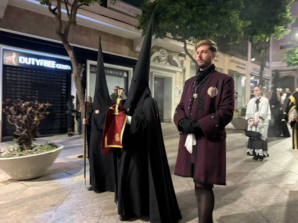La Hermandad del Descendimiento recorre las calles en la madrug&aacute; de la Semana Santa 2026 (7)