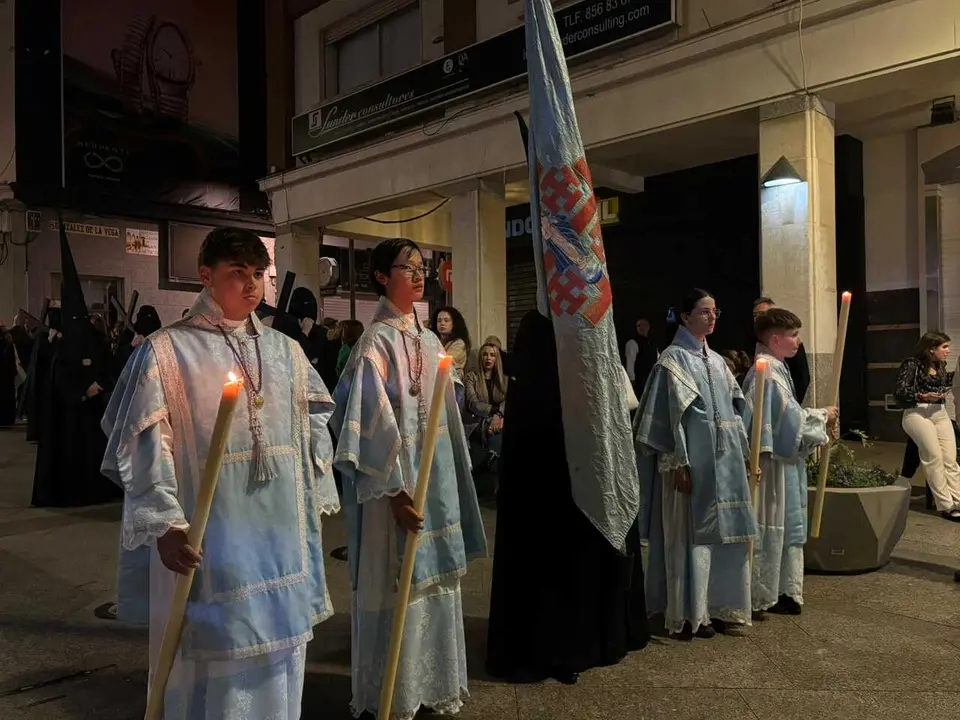 La Hermandad del Descendimiento recorre las calles en la madrug&aacute; de la Semana Santa 2026 (8)