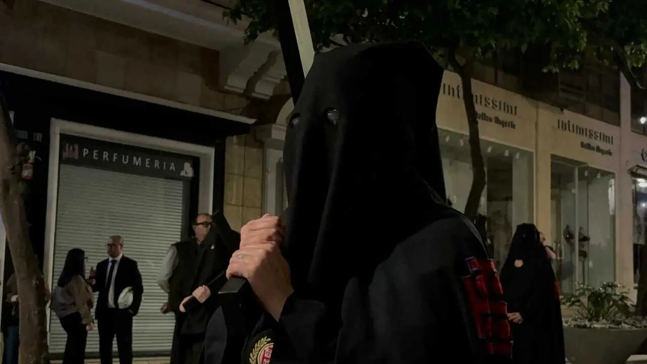 La Hermandad del Descendimiento recorre las calles en la madrug&aacute; de la Semana Santa 2026 (10)