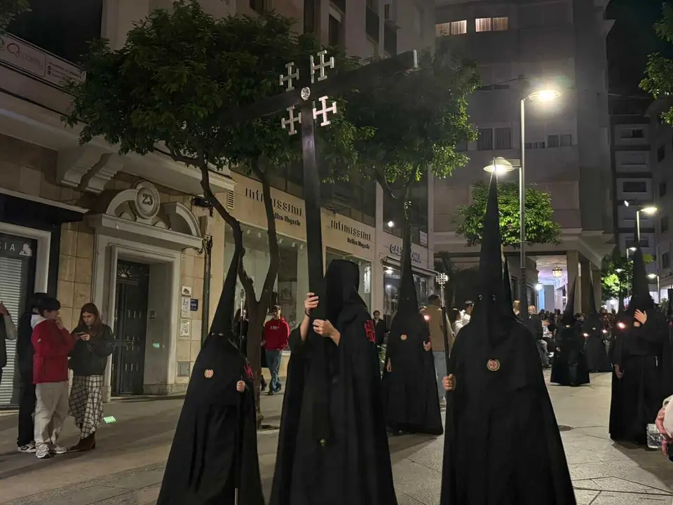 La Hermandad del Descendimiento recorre las calles en la madrug&aacute; de la Semana Santa 2026 (9)