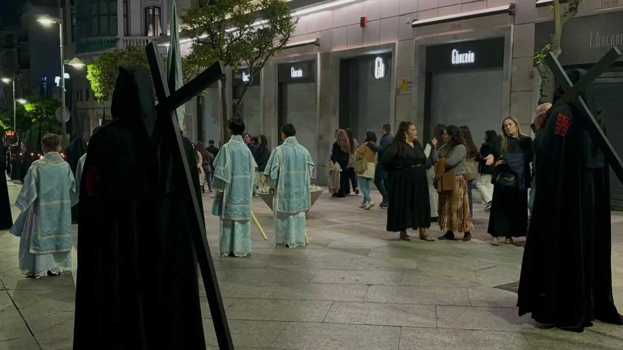 La Hermandad del Descendimiento recorre las calles en la madrug&aacute; de la Semana Santa 2026 (13)