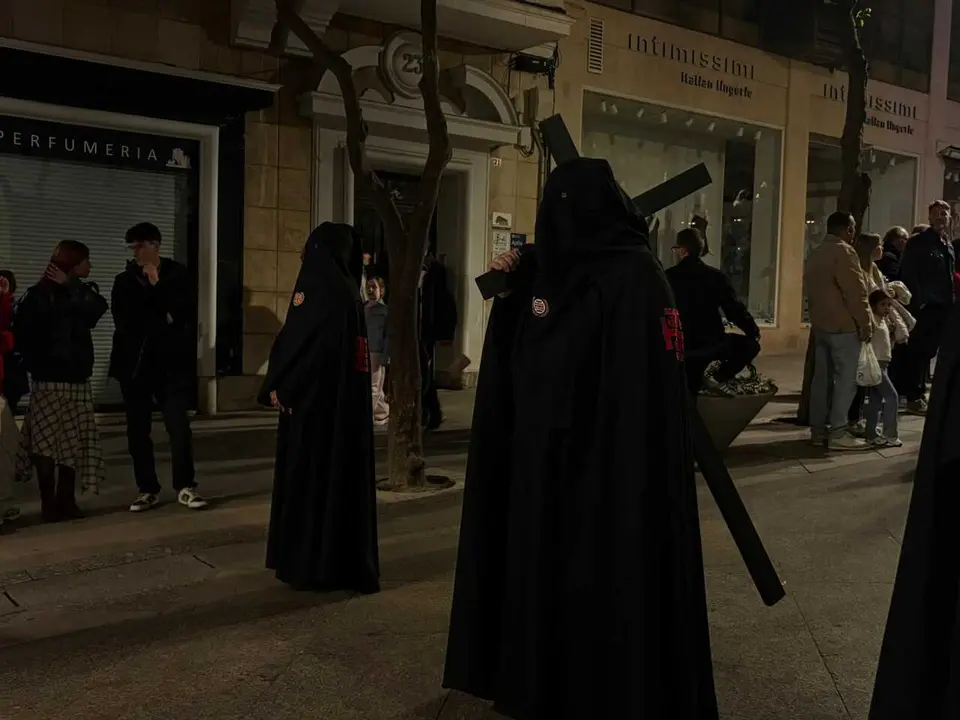 La Hermandad del Descendimiento recorre las calles en la madrug&aacute; de la Semana Santa 2026 (14)