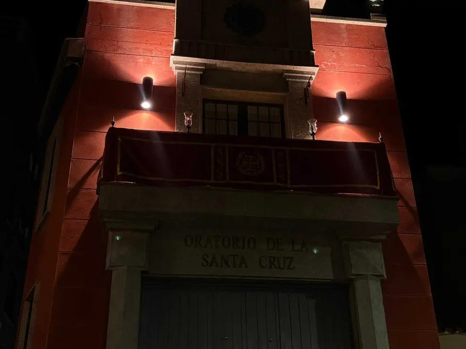 La Hermandad del Descendimiento recorre las calles en la madrug&aacute; de la Semana Santa 2026 (18)