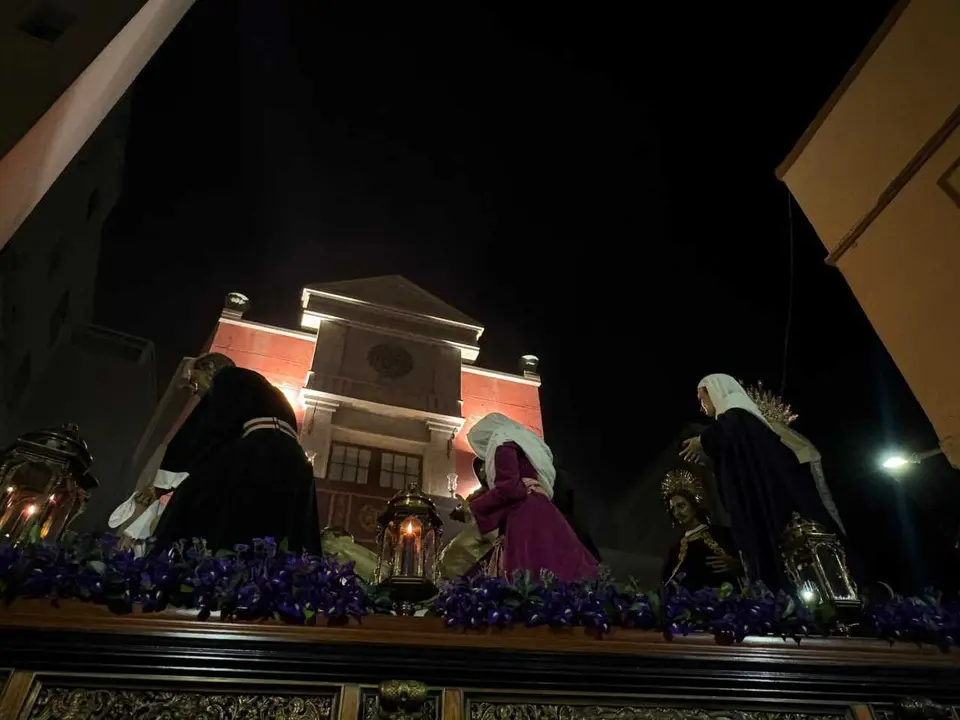 La Hermandad del Descendimiento recorre las calles en la madrug&aacute; de la Semana Santa 2026 (19)
