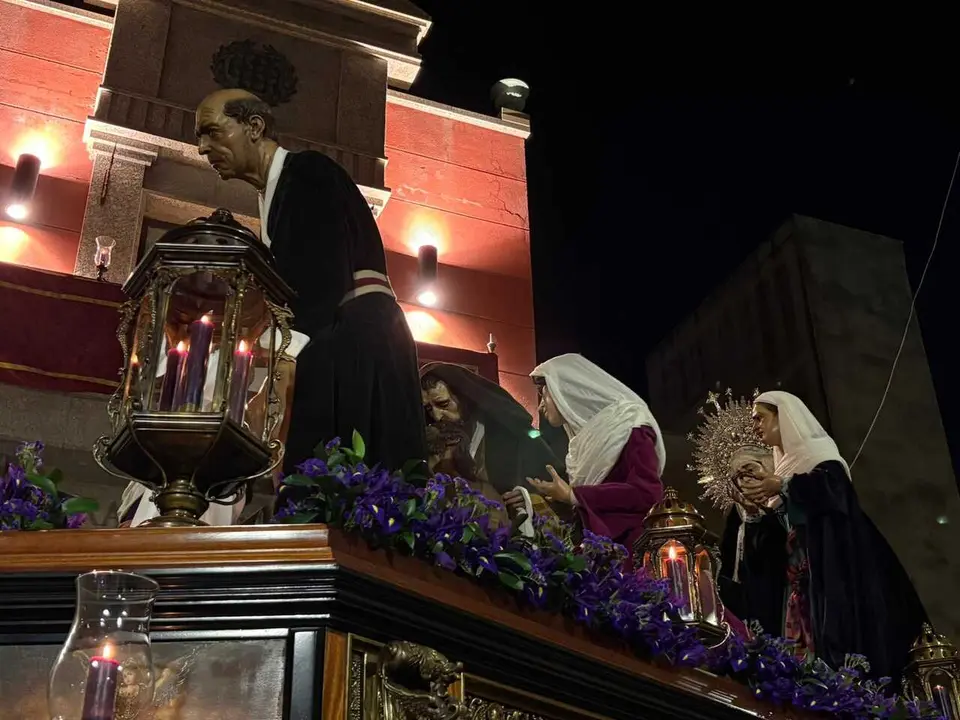 La Hermandad del Descendimiento recorre las calles en la madrug&aacute; de la Semana Santa 2026 (20)