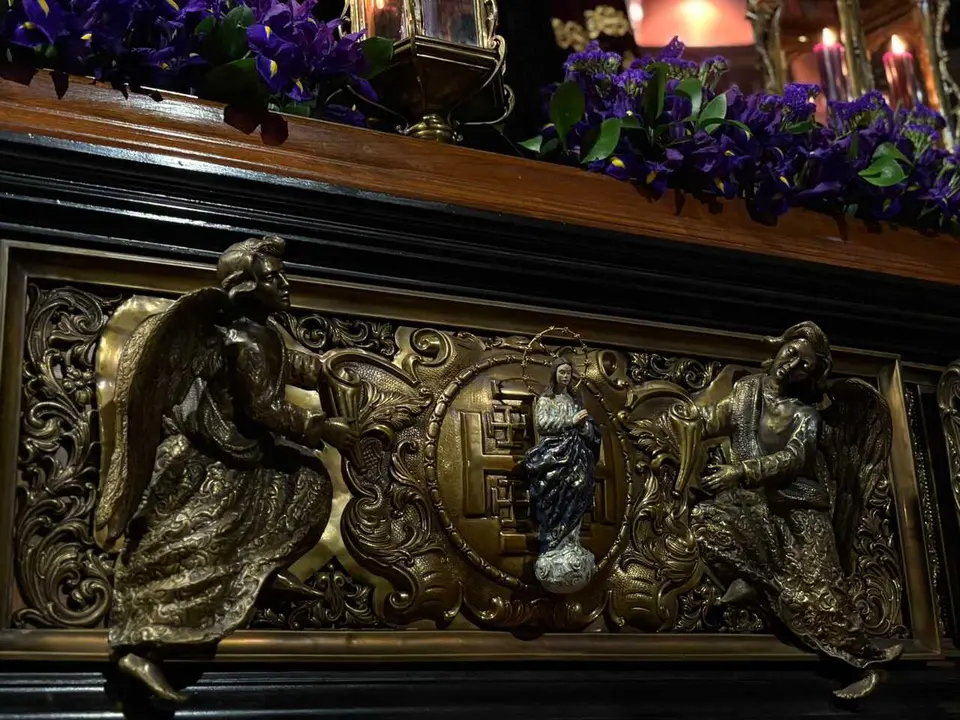 La Hermandad del Descendimiento recorre las calles en la madrug&aacute; de la Semana Santa 2026 (24)