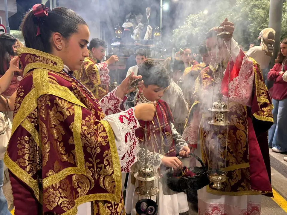 La Hermandad del Descendimiento recorre las calles en la madrug&aacute; de la Semana Santa 2026 (26)