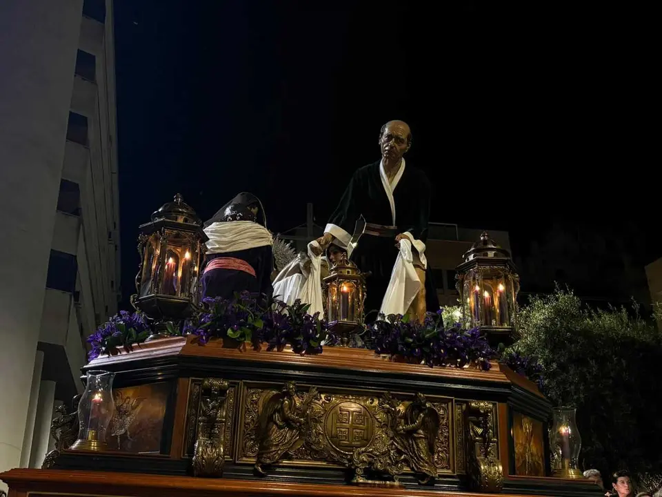La Hermandad del Descendimiento recorre las calles en la madrug&aacute; de la Semana Santa 2026 (27)