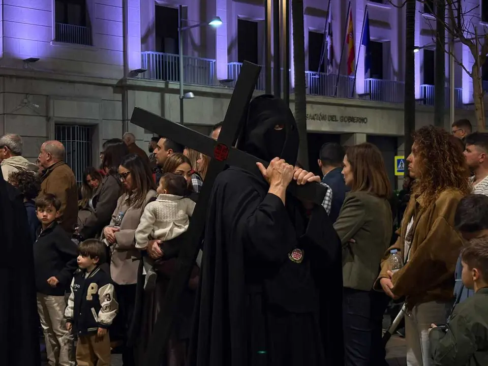 La Hermandad del Descendimiento recorre las calles en la madrug&aacute; de la Semana Santa 2026 (29)