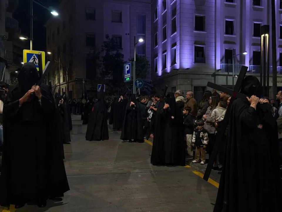 La Hermandad del Descendimiento recorre las calles en la madrug&aacute; de la Semana Santa 2026 (30)