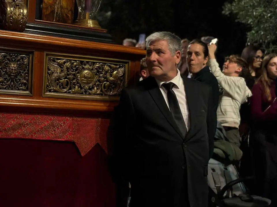 La Hermandad del Descendimiento recorre las calles en la madrug&aacute; de la Semana Santa 2026 (31)
