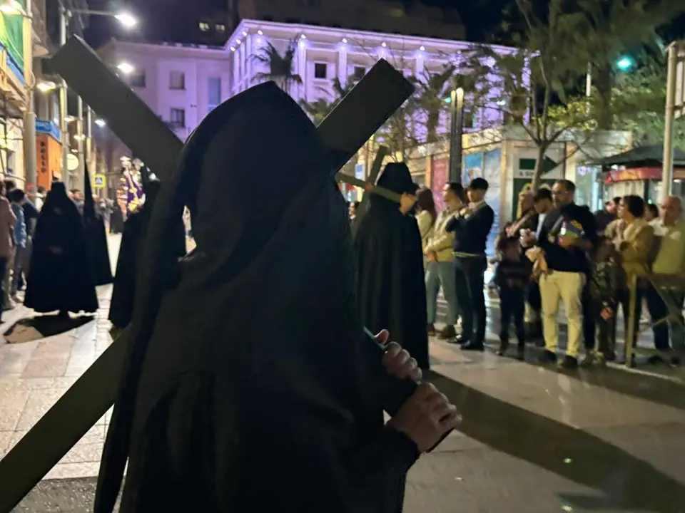 La Hermandad del Descendimiento recorre las calles en la madrug&aacute; de la Semana Santa 2026 (33)