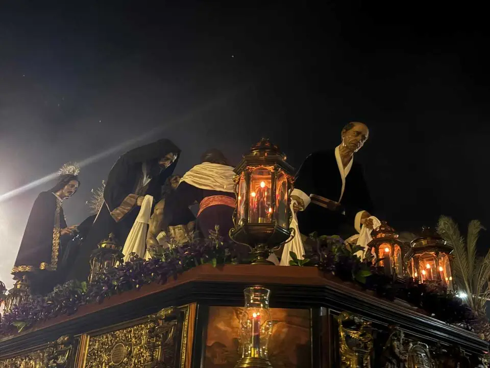 La Hermandad del Descendimiento recorre las calles en la madrug&aacute; de la Semana Santa 2026 (34)