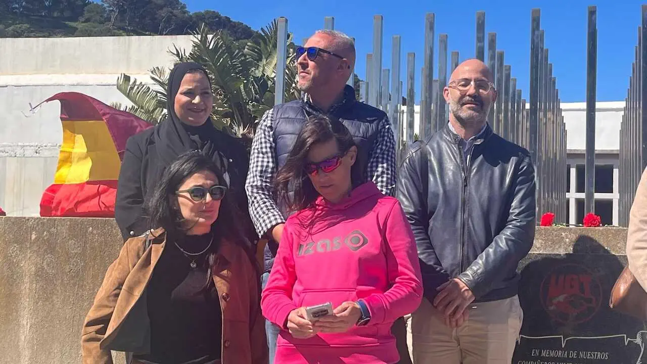 Homenaje de UGT frente a la fosa com&uacute;n del cementerio de Santa Catalina con motivo del 95 aniversario de la II Rep&uacute;blica  (12)