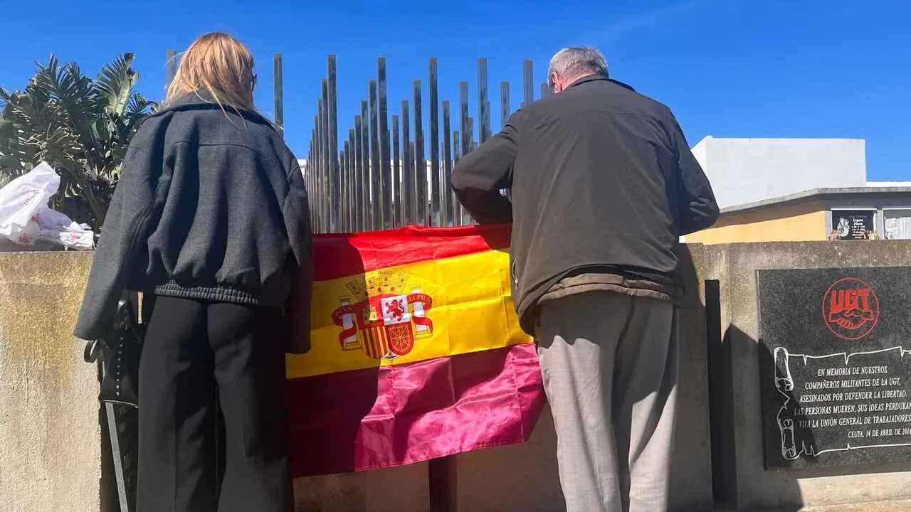 Homenaje de UGT frente a la fosa com&uacute;n del cementerio de Santa Catalina con motivo del 95 aniversario de la II Rep&uacute;blica  (16)