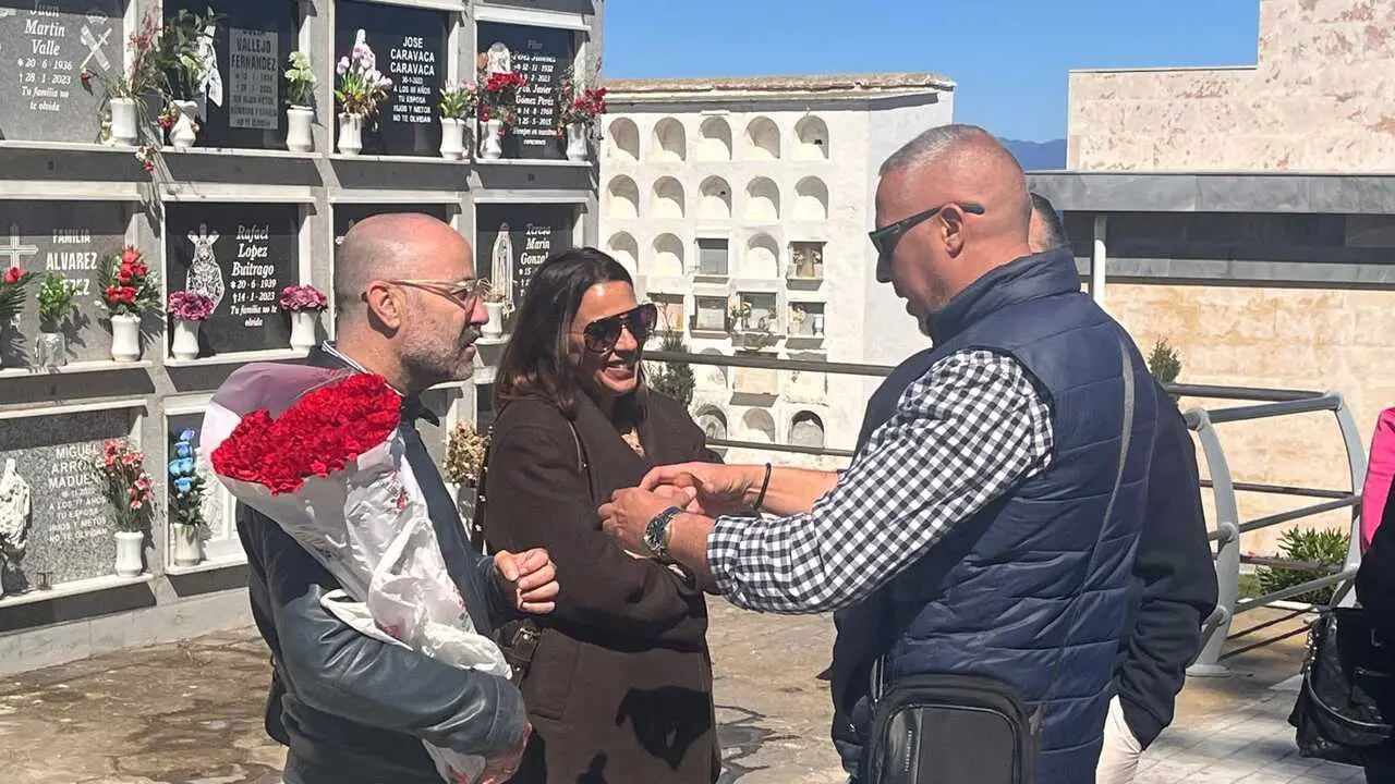 Homenaje de UGT frente a la fosa com&uacute;n del cementerio de Santa Catalina con motivo del 95 aniversario de la II Rep&uacute;blica  (19)