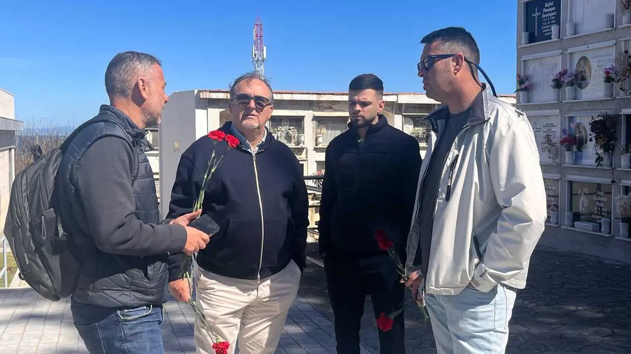 Homenaje de UGT frente a la fosa com&uacute;n del cementerio de Santa Catalina con motivo del 95 aniversario de la II Rep&uacute;blica  (22)