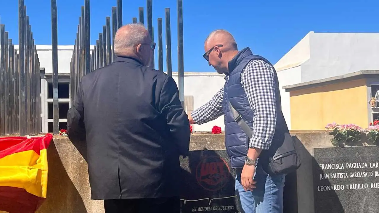 Homenaje de UGT frente a la fosa com&uacute;n del cementerio de Santa Catalina con motivo del 95 aniversario de la II Rep&uacute;blica  (25)