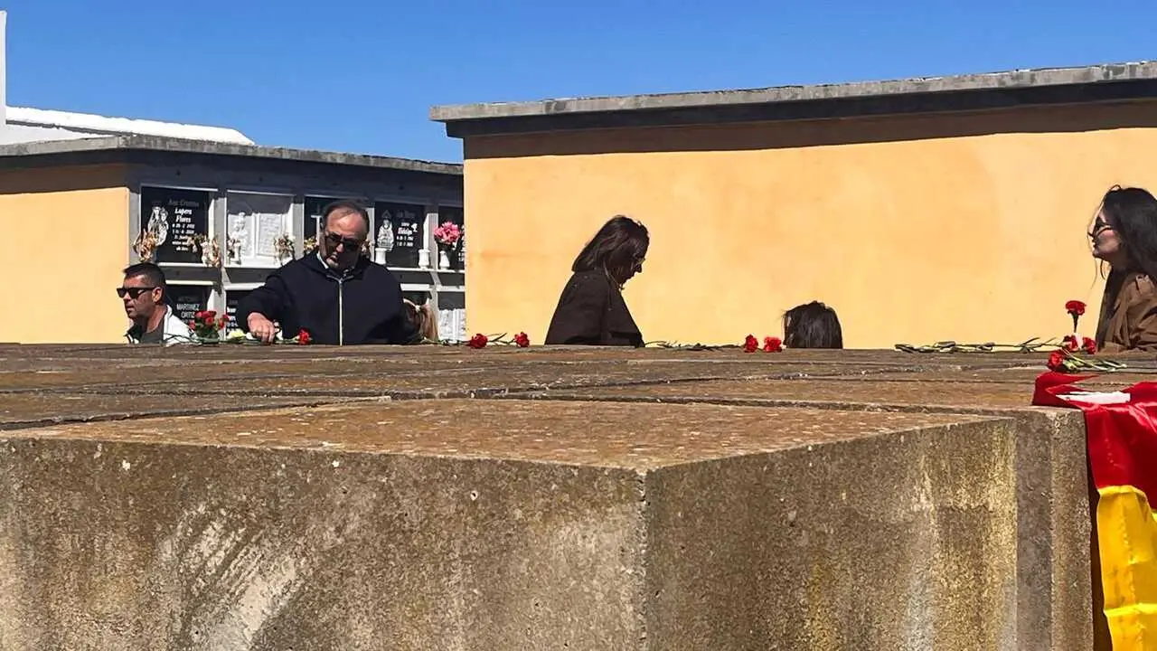 Homenaje de UGT frente a la fosa com&uacute;n del cementerio de Santa Catalina con motivo del 95 aniversario de la II Rep&uacute;blica  (28)
