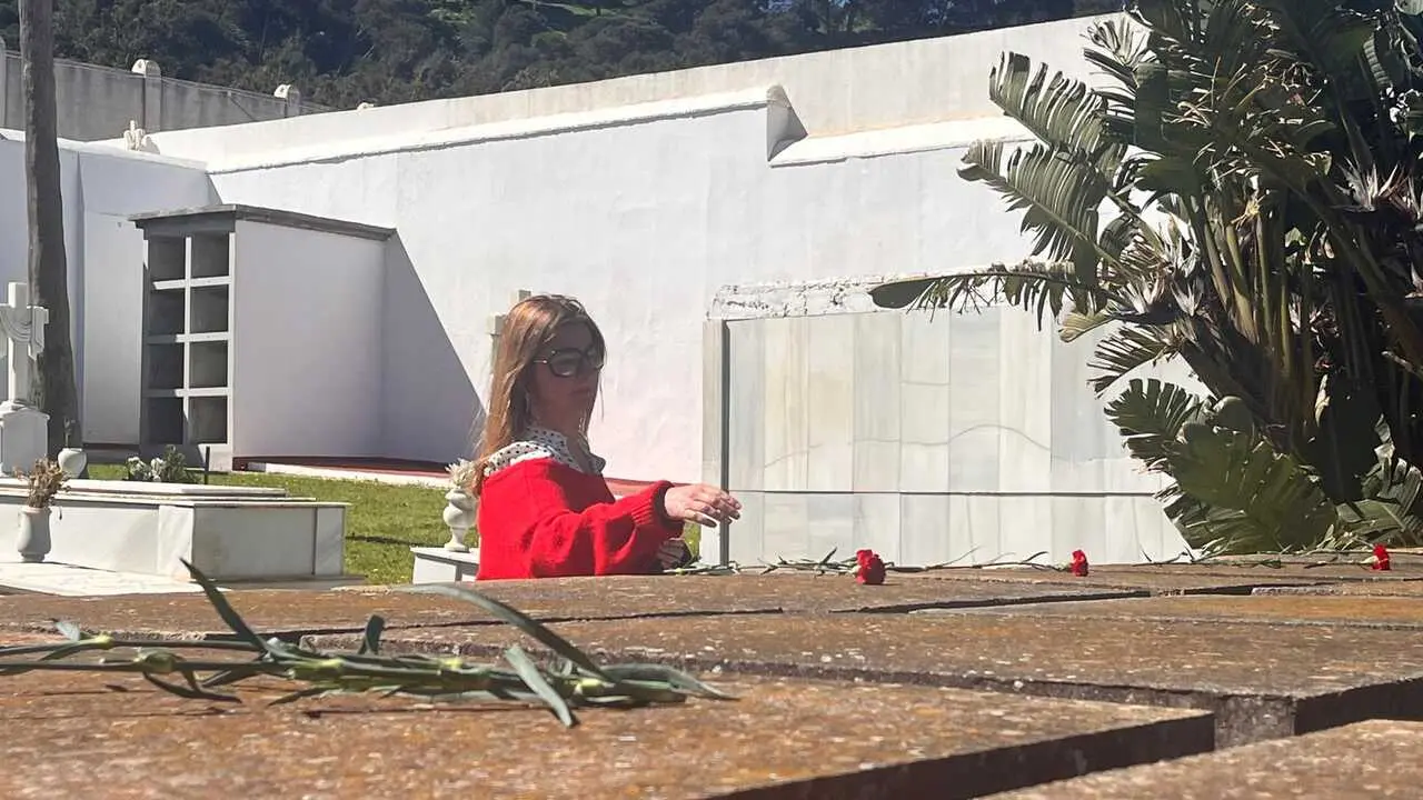 Homenaje de UGT frente a la fosa com&uacute;n del cementerio de Santa Catalina con motivo del 95 aniversario de la II Rep&uacute;blica  (30)