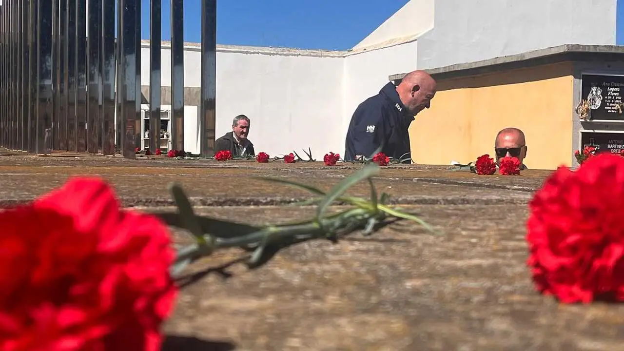Homenaje de UGT frente a la fosa com&uacute;n del cementerio de Santa Catalina con motivo del 95 aniversario de la II Rep&uacute;blica  (31)