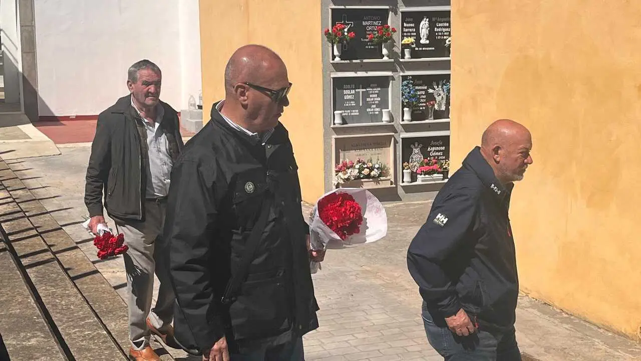 Homenaje de UGT frente a la fosa com&uacute;n del cementerio de Santa Catalina con motivo del 95 aniversario de la II Rep&uacute;blica  (32)