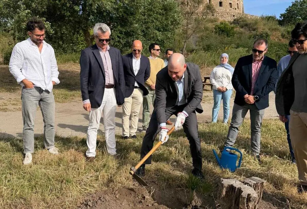 Miguel &Aacute;ngel P&eacute;rez Triano plantando un &aacute;rbol.
