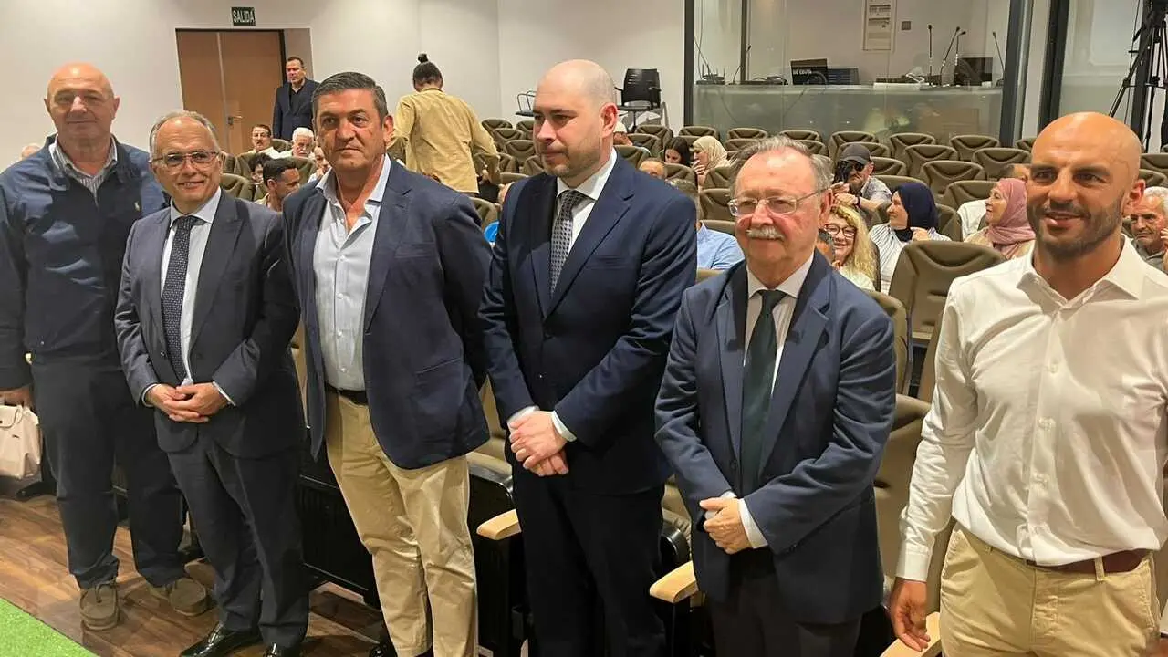 Homenaje a Regulares y a Bilal Ahmed.