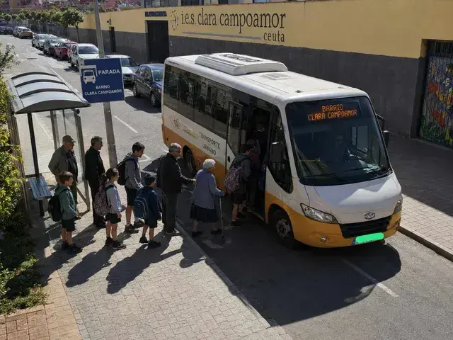 Recreación con IA de la parada en el IES Clara Campoamor.