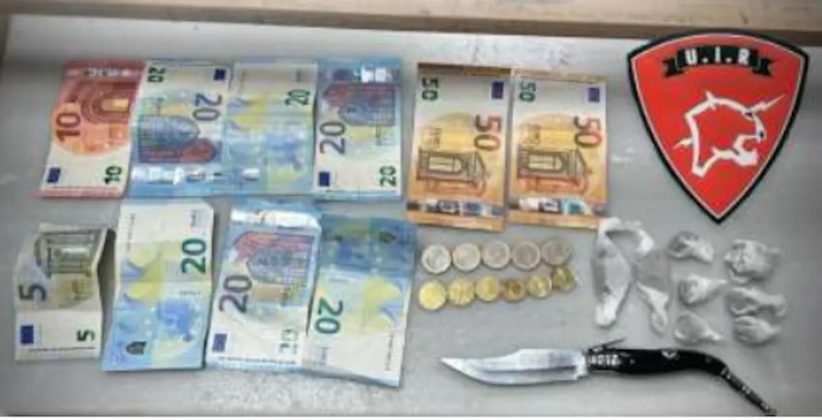 Dinero, droga y navaja incautada por la UIR.