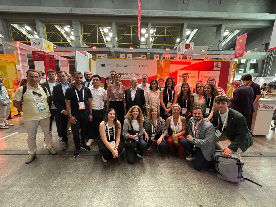 Jos&eacute; Luis Bonet con los emprendedores en el estand de CCE.