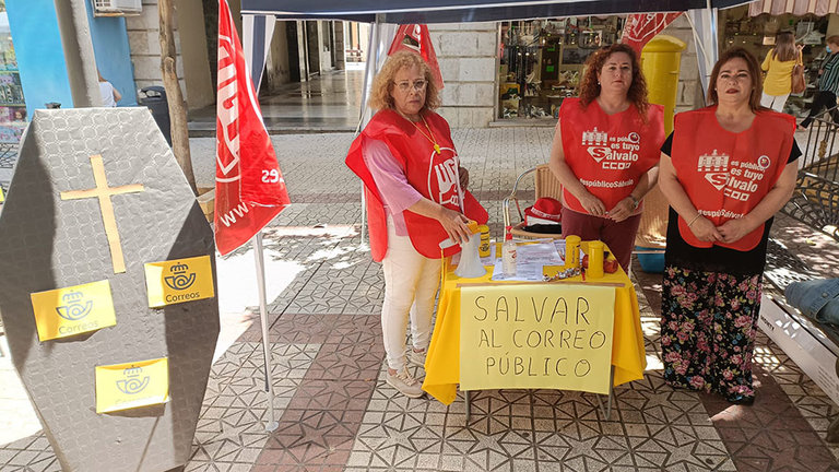 Representantes sindicales de Correos