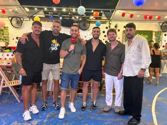 Grupo de j&oacute;venes en la Feria.