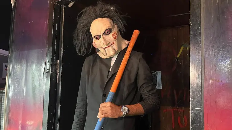 Persona en la casa del terror de la Feria.