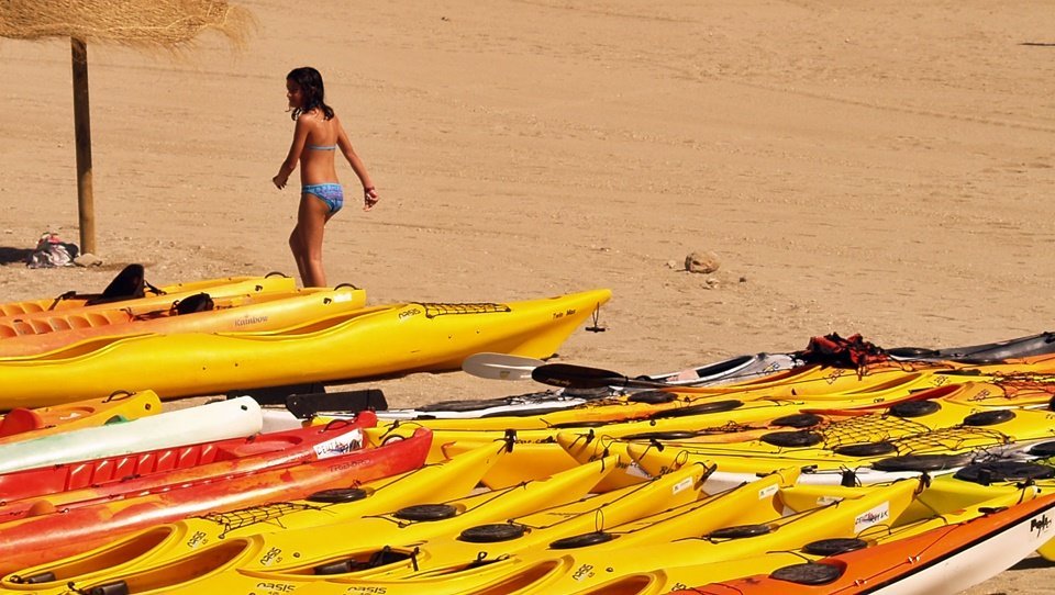 Varios kayaks, en la playa de La Ribera