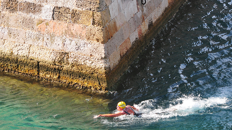 Una nadadora cruza el Foso San Felipe