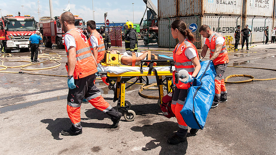 Voluntarios de Cruz Roja trasladan a los  heridos