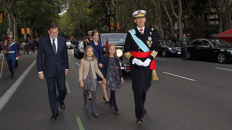 La Familia Real y el presidente del Gobierno, durante el desfile del 12 de octubre en Madrid en 2016