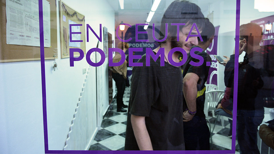 Julio Basurco pasa tras el cristal de la nueva sede de Podemos en Ceuta