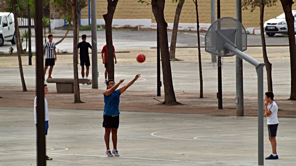 jovenes deporte baloncesto