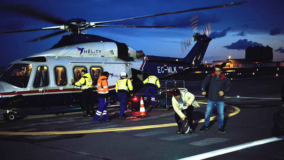 Pasajeros descienden del helicóptero en el primer vuelo del lunes procedente de Algeciras