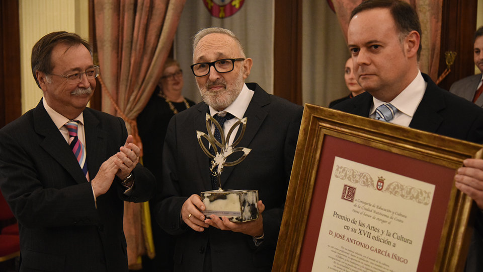 José Antonio Ínigo, XVII Premio de las Artes, recoge el galardón en presencia del presidente de la Ciudad, Juan Jesús Vivas, y el consejero de Cultura, Javier Celaya
