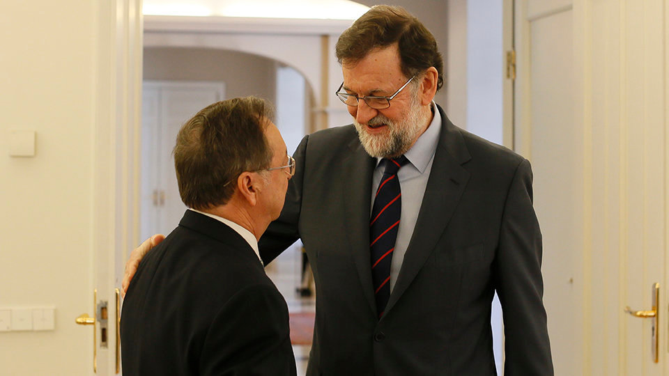 Mariano Rajoy saluda a Juan Vivas a su llegada a Moncloa