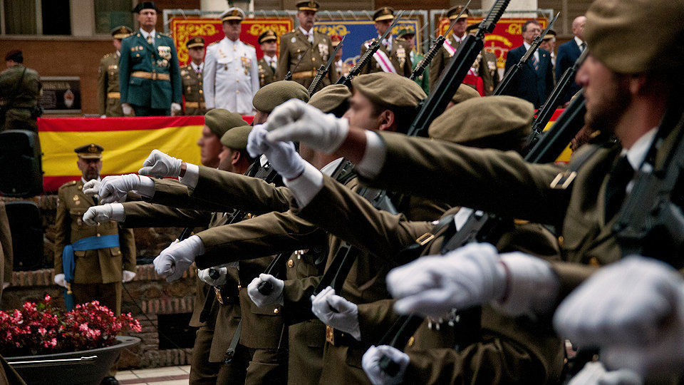 Desfile militar en la Gran Vía en el Día de las Fuerzas Armadas