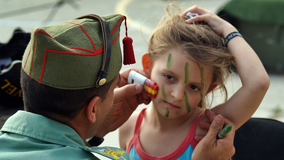 militares niña legionario