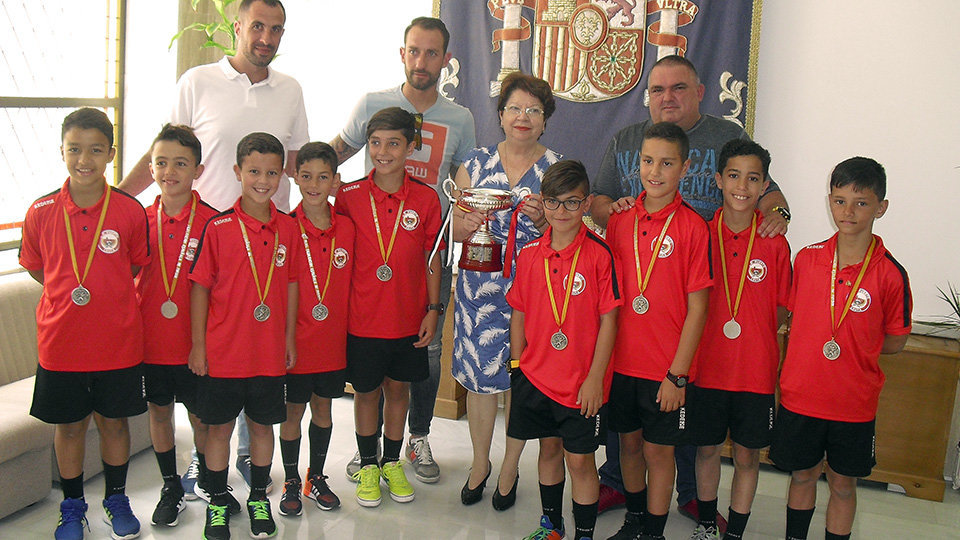 La Delegada del Gobierno ha recibido al equipo benjamin de fútbol-sala CD Puerto