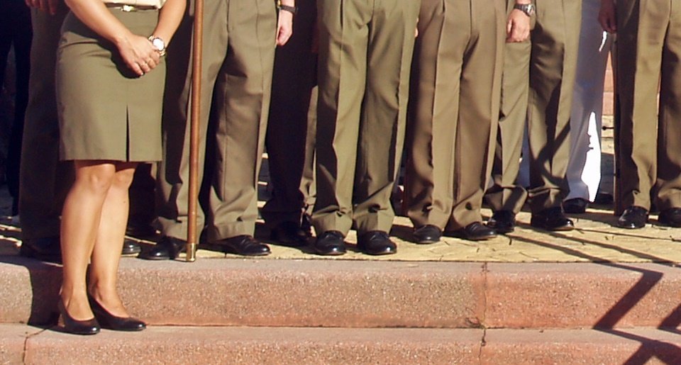 mujer militar falda