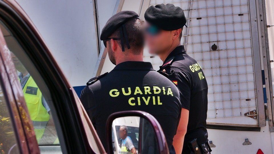 Dos agentes de la Guardia Civil, durante la Operación Fin de Feria